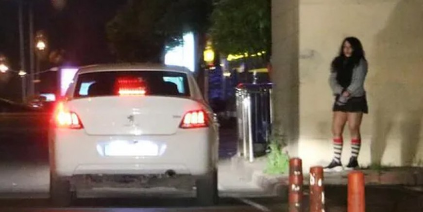 Sokağa çıkma yasağına rağmen fuhuş pazarlığı