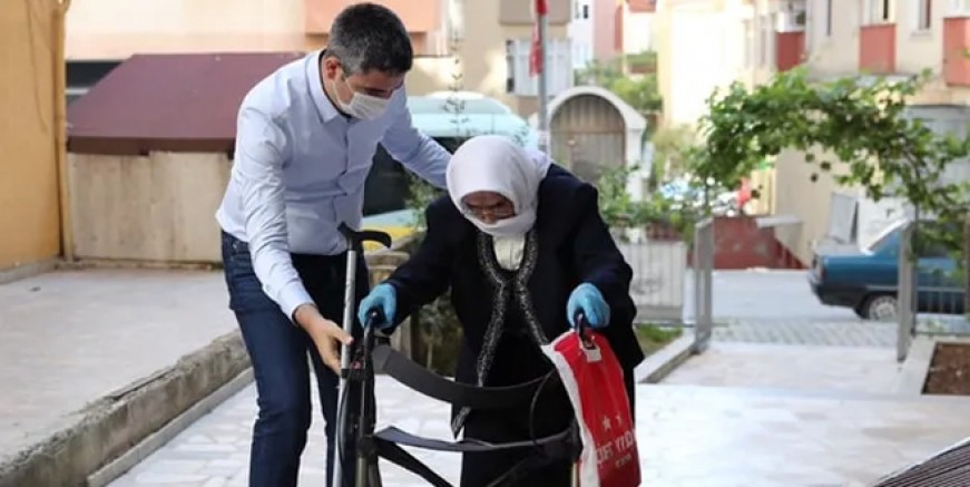 Gökhan Yüksel babaannesini sokağa çıkardı