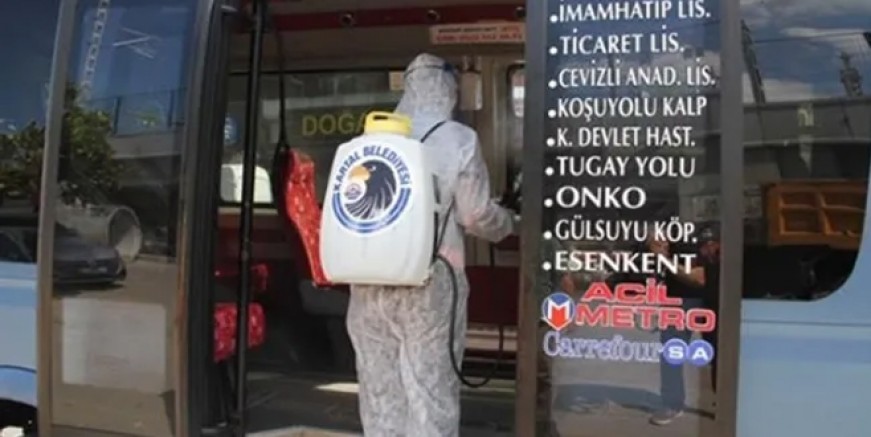 Kartal Belediyesi minibüsleri dezenfekte etti