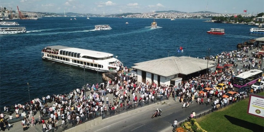 İstanbul'da korkutan görüntüler; maskesiz kalabalık!