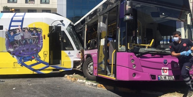 Tramvay halk otobüsüne çarptı