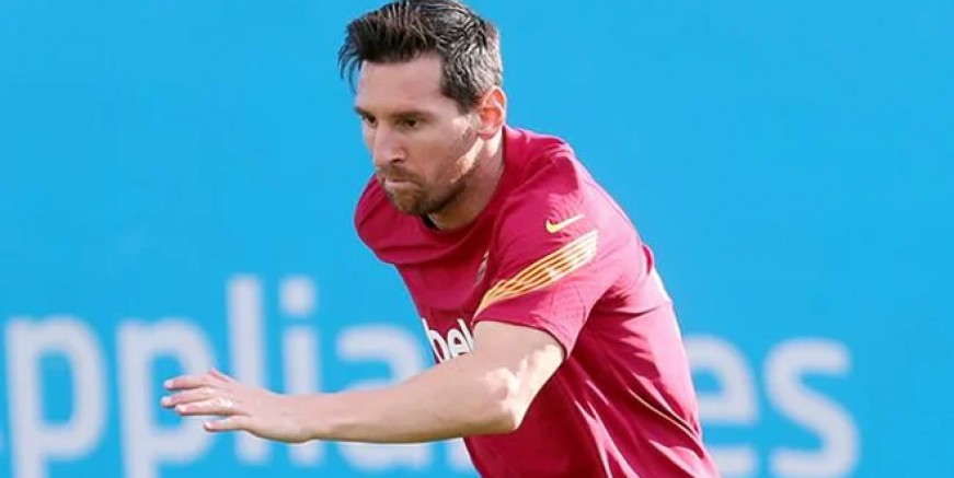 Lionel Messi Barcelona'da kaldı