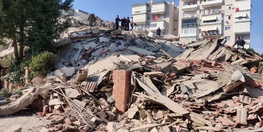 İzmir'de enkaz altında kalanlar var!