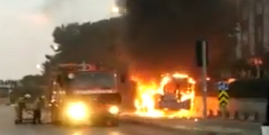 Maltepe'de yolcu minibüsü alev alev yandı!