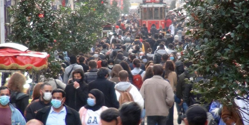 Taksim'de corona virüse rağmen ürküten görüntü