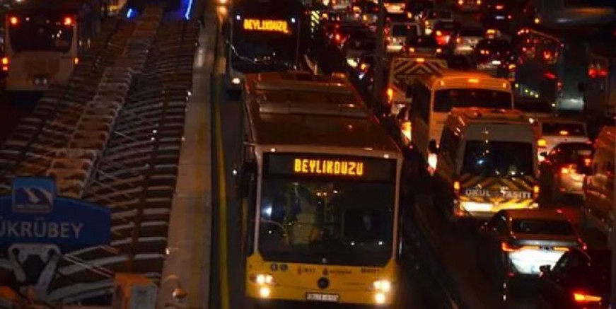 İstanbul'daki metrobüslerde yeni dönem!