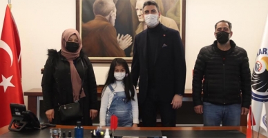 Mucize çocuk Azra ilk adımlarını attı