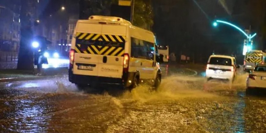 İzmir'i önce deprem ardından sel vurdu