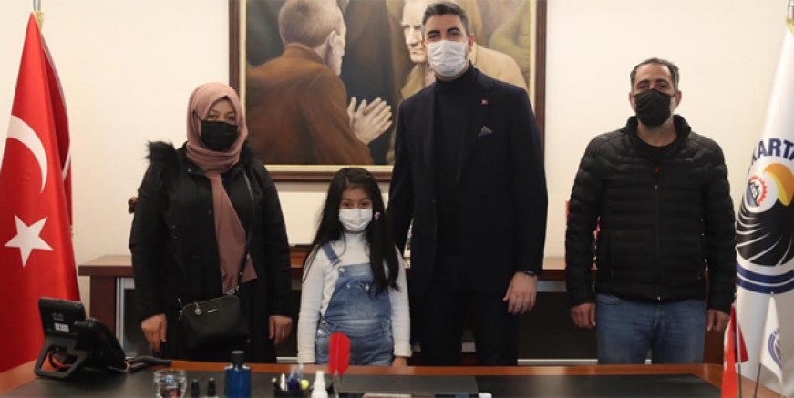Mucize çocuk Azra Gökhan Yüksel'i ziyaret etti