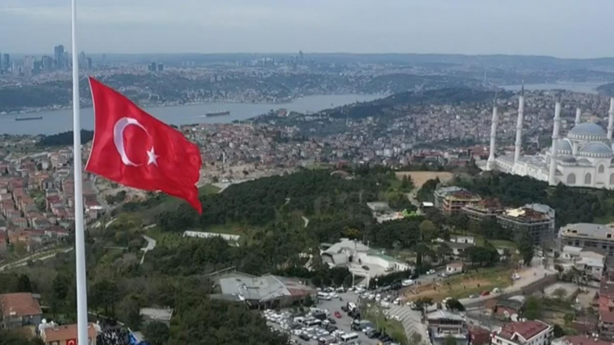 Çamlıca Tepesi'ne dev Türk bayrağı!