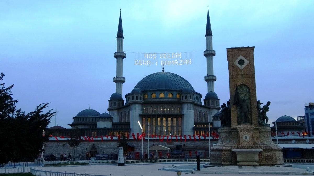 Taksim Camii mahyalar ile süslendi