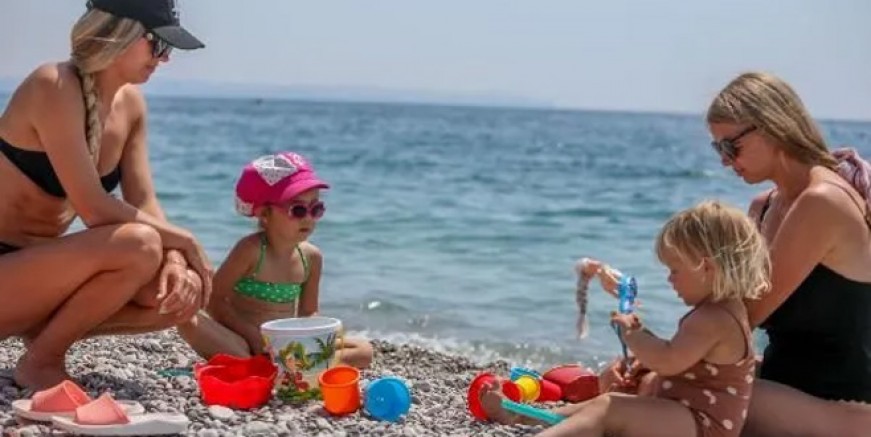 Antalya'da turistler sahili doldurdu