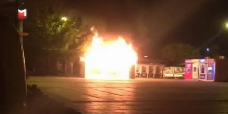 Bakırköy'de halk ekmek büfesi yandı
