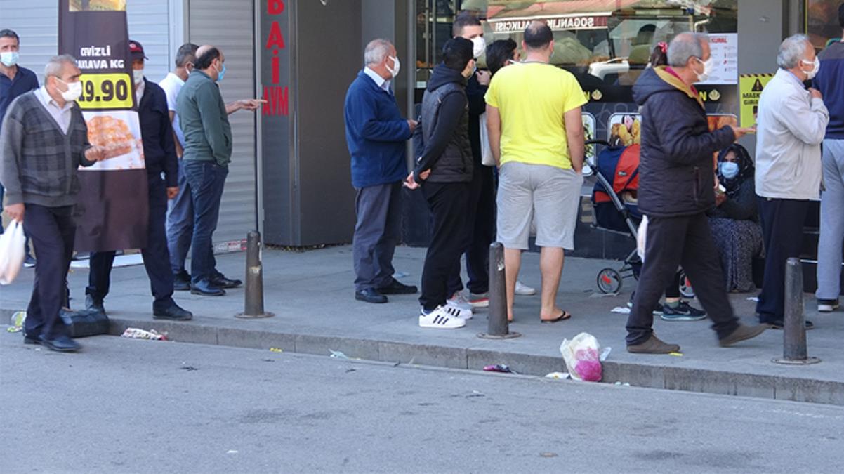 Kartal'da ucuz baklava kuyruğu; Korona unutuldu