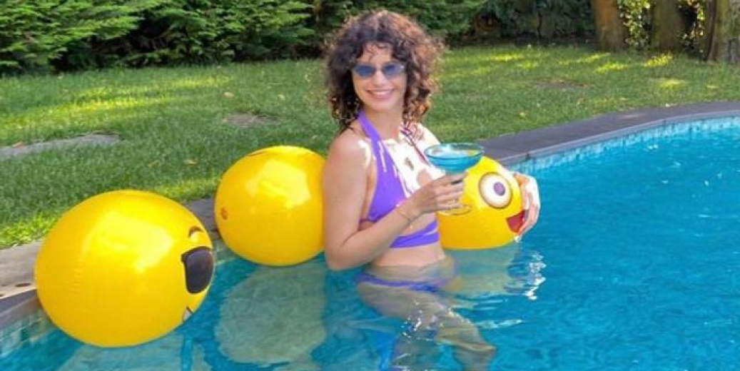 Beren Saat bikinili pozlarını paylaştı