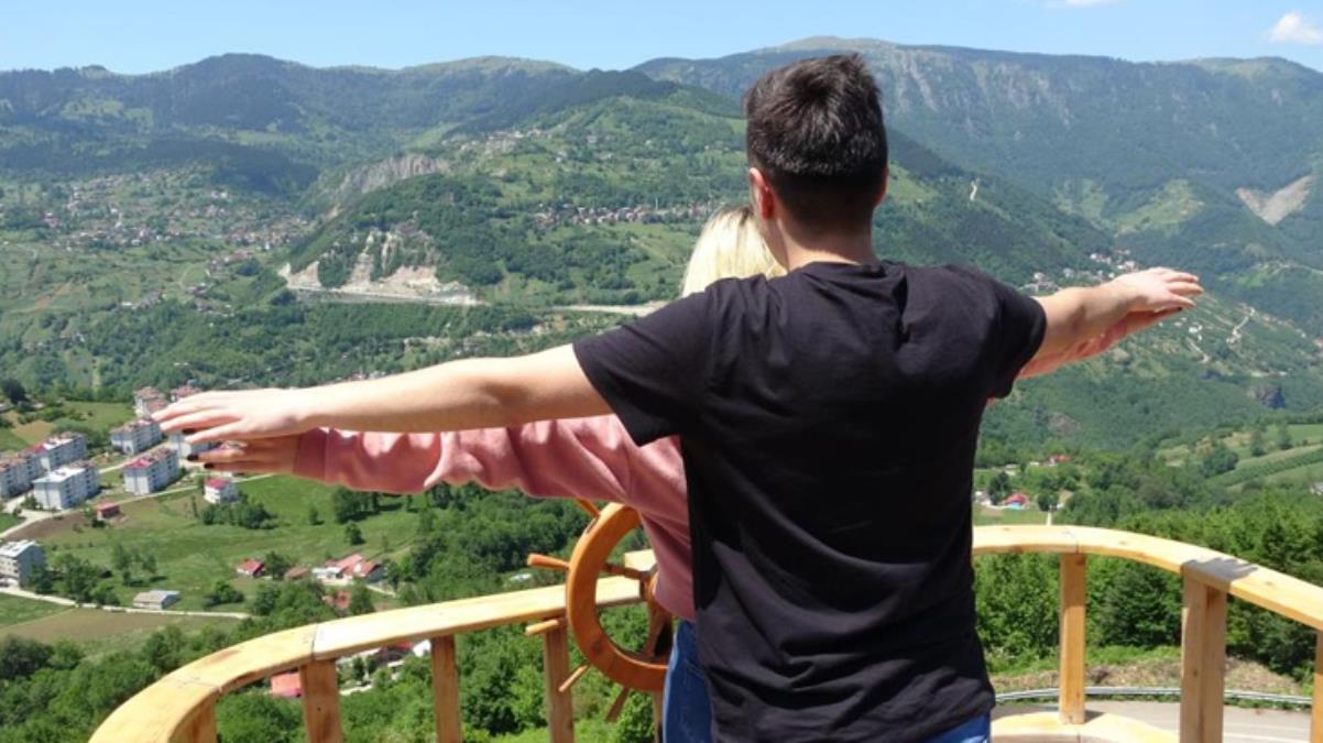 Dağın yamacındaki tekne turistlerin ilgi odağı oldu