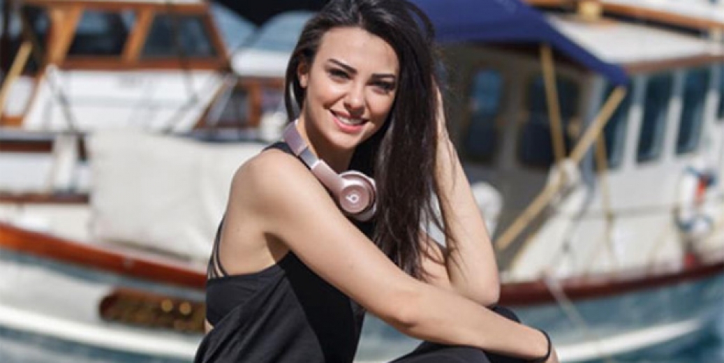 Tuvana Türkay'dan iddialı pozlar