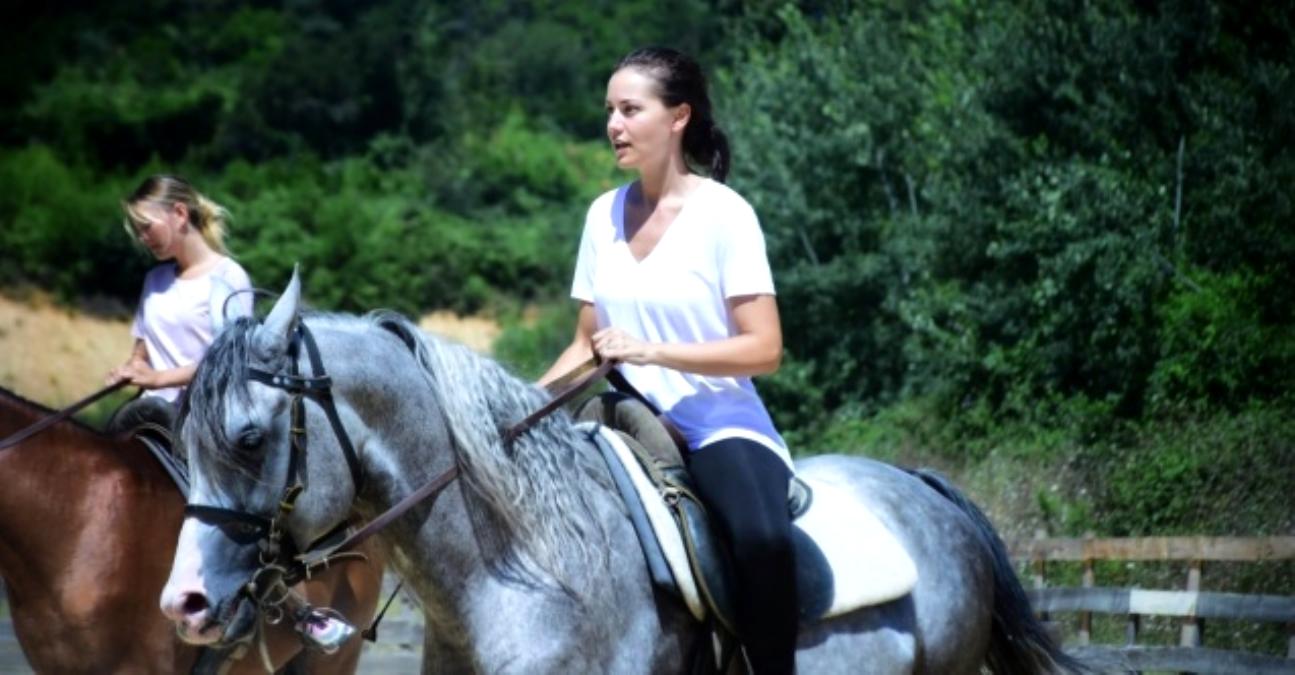 Fahriye Evcen Alp Arslan için ata bindi