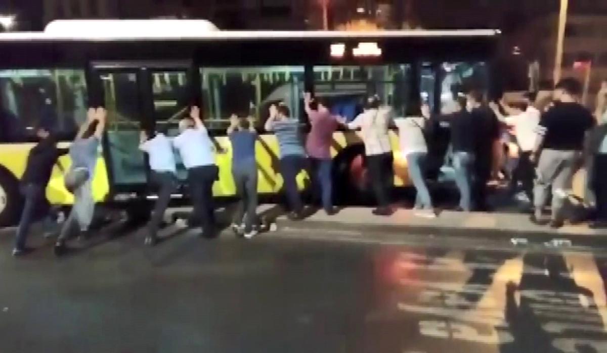 Üsküdar'da İETT otobüsü refüjde asılı kaldı