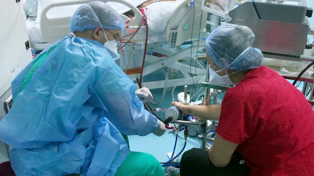Doktorlar korona hastasını böyle hayatta tuttular!