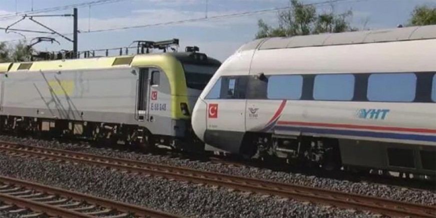 Tuzla'da iki tren kafa kafaya geldi; facia ucuz atlatıldı