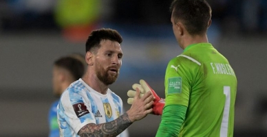 Lionel Messi Muslera'yı fena avladı