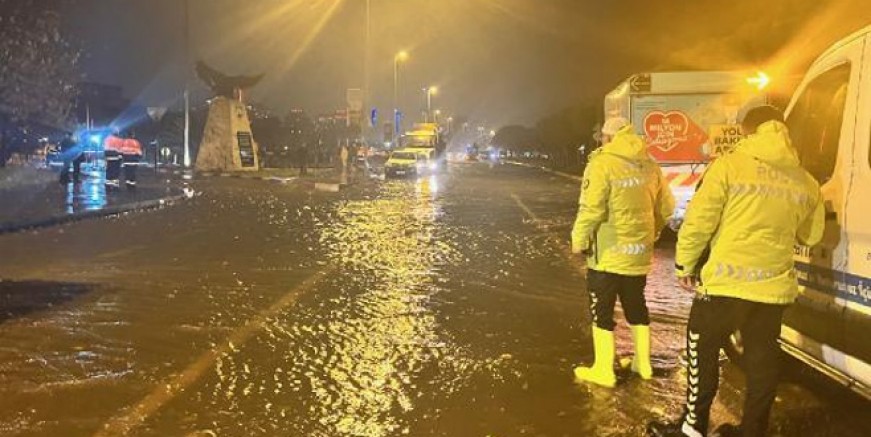 Deniz taştı; Kartal Sahil Yolu trafiğe kapandı