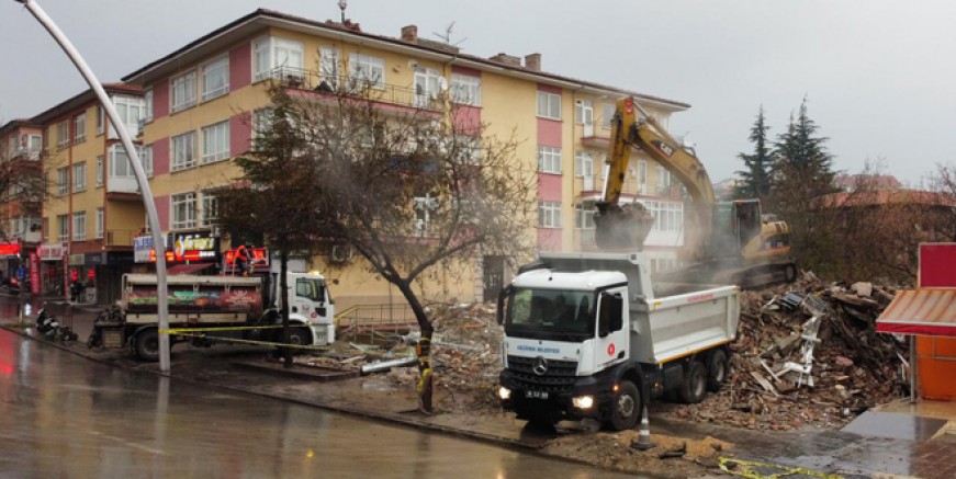 Keçiören'de patlama yaşanan bina yıkıldı
