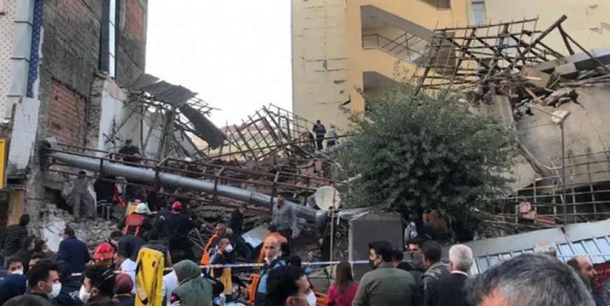 Malatya'da iki katlı bina çöktü: 13 yaralı