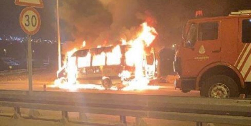Maltepe'de servis minibüsü alev alev yandı