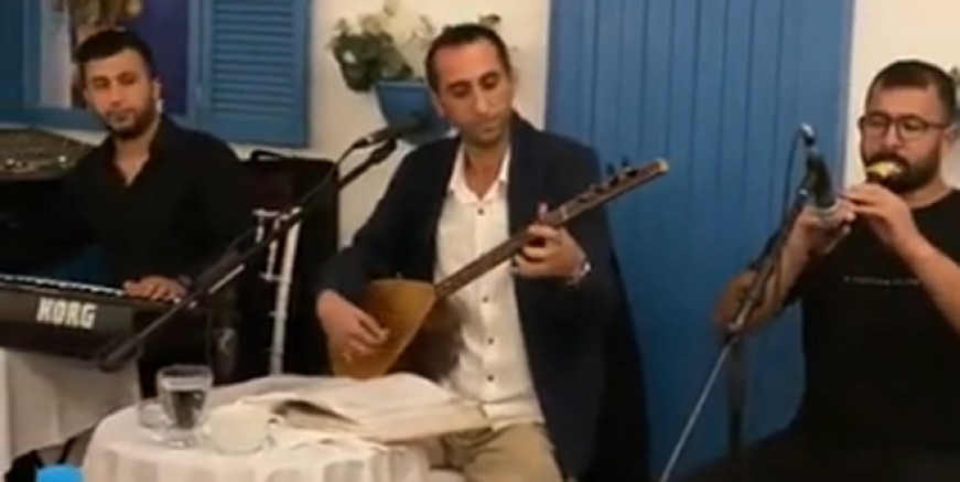 Umut Daştan hem çaldı hem söyledi