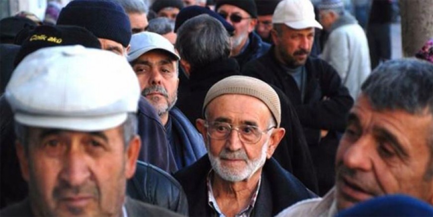 Emekliler seyyanen zam bekliyor!