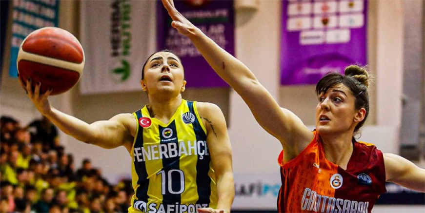 Fenerbahçe Galatasaray'ı farka boğdu