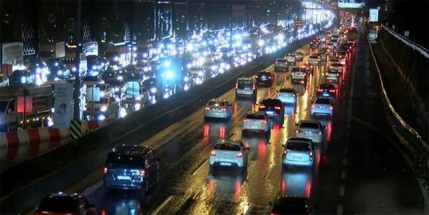Fırtına Maltepe'de hayatı felç etti