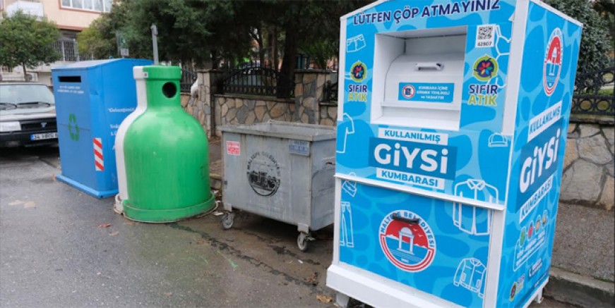 Maltepe'de giysi kumbaraları yenileniyor