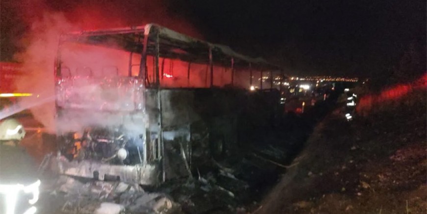 Yolcu otobüsü alev topuna döndü