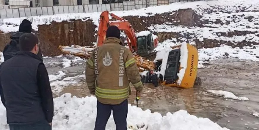 Ataşehir'de suya düşen kepçenin operatörü öldü