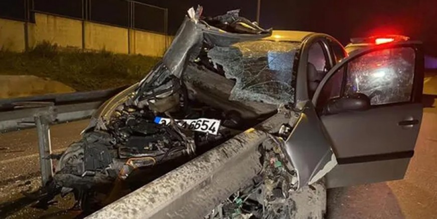 Maltepe’de otomobil bariyerlere ok gibi saplandı