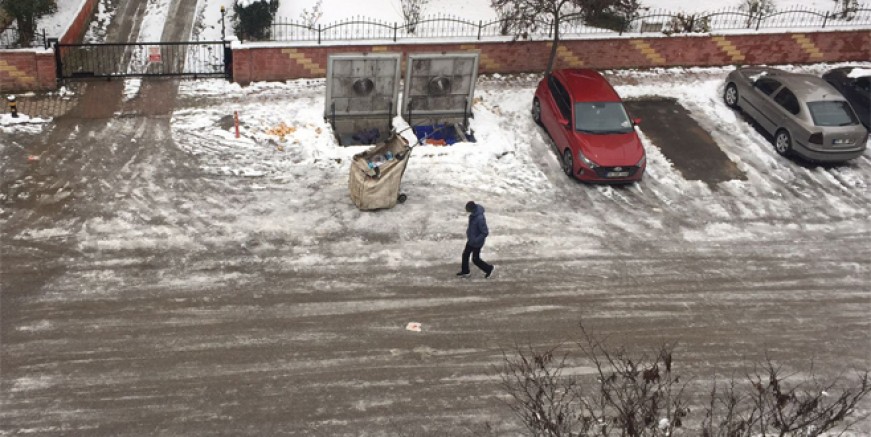 Maltepe'de sokaklar buz pistine döndü!
