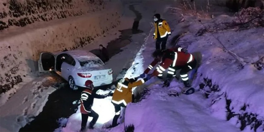 Maltepe'de yolda kayan araç dereye uçtu