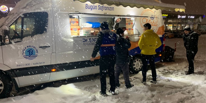 Tuzla Belediyesi'nden kar mağdurlarına çorba servisi