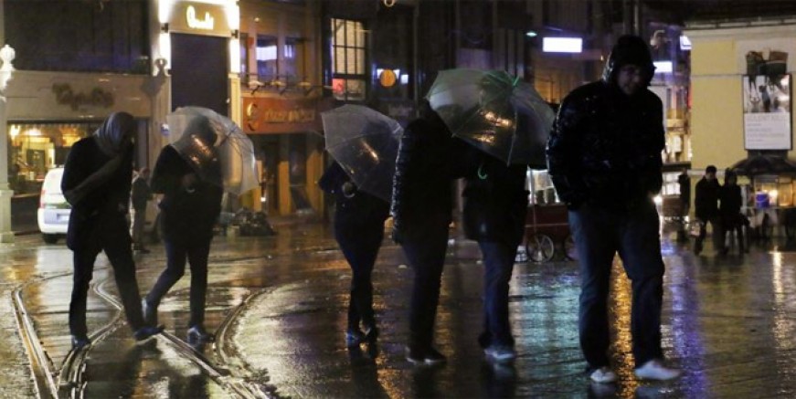 Yağmur İstanbul'da hayatı olumsuz etkiliyor