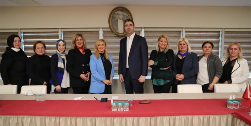 Gökhan Yüksel'den kadın gazetecilere jest