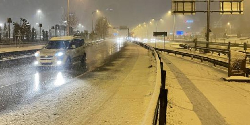 İstanbul'da kar yağışı aralıklarla etkili oluyor
