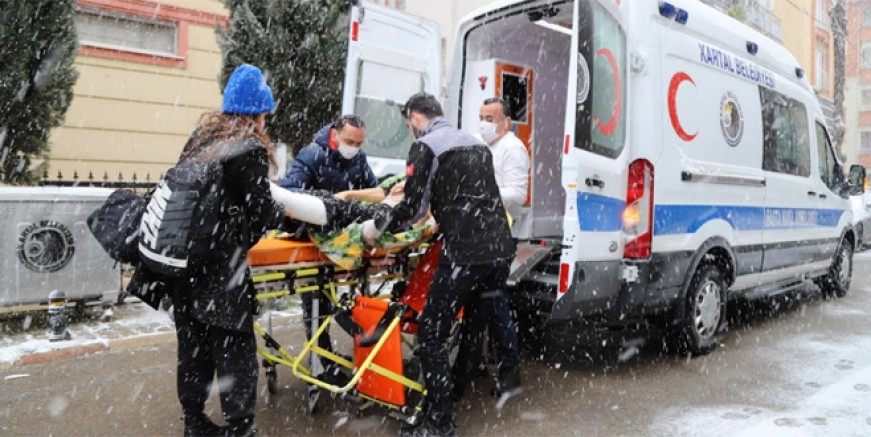 Kartal Belediyesi ambulansı 'kar-kış' demiyor!