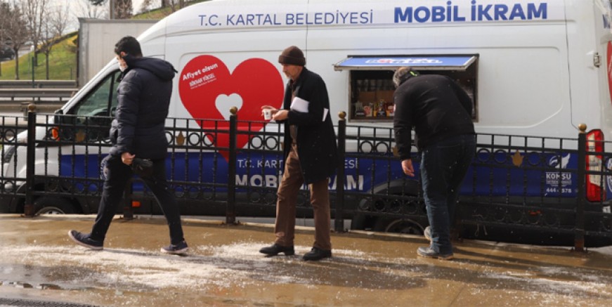 Kartal Belediyesi soğuk havada ilaç gibi yetişiyor