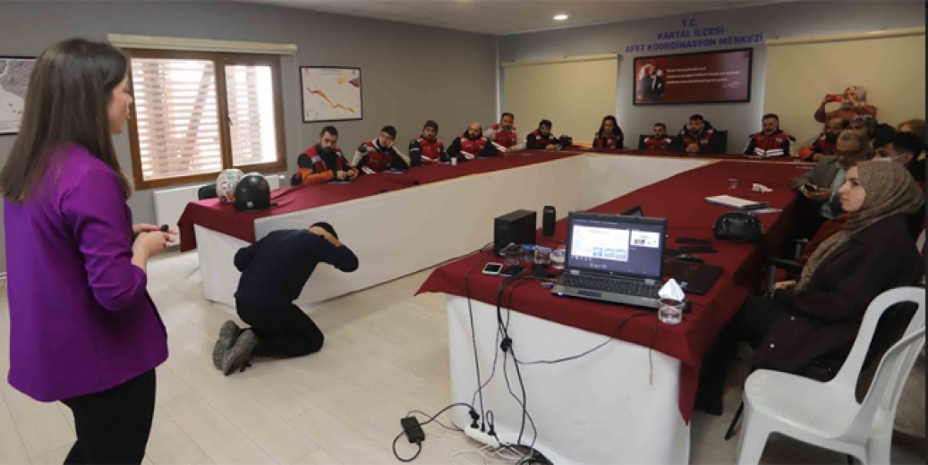 Kartal’da Afet gönüllüsü motosikletli kuryelere eğitim