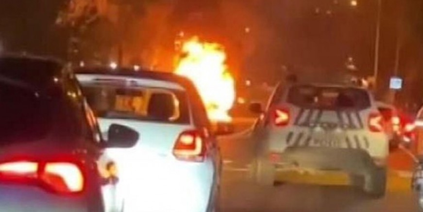 Kartal'da yolcu minibüsü alev alev yandı