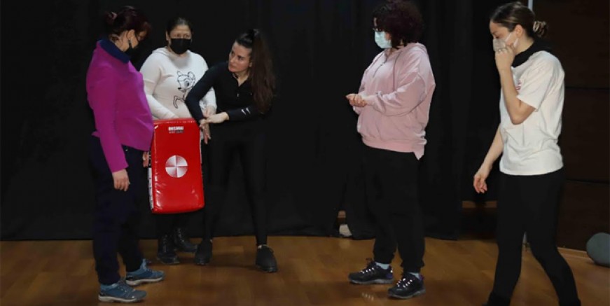 Kartallı kadınlar savunma tekniklerini öğreniyor