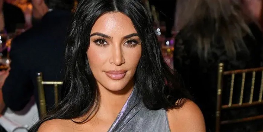 Kim Kardashian bu kez iç çamaşırlı
